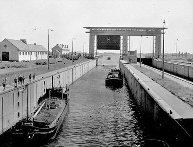 128402 Gezicht op de Prinses Beatrixsluis in het Lekkanaal bij Vreeswijk, met enkele binnenvaartschepen.N.B. Vreeswijk ...